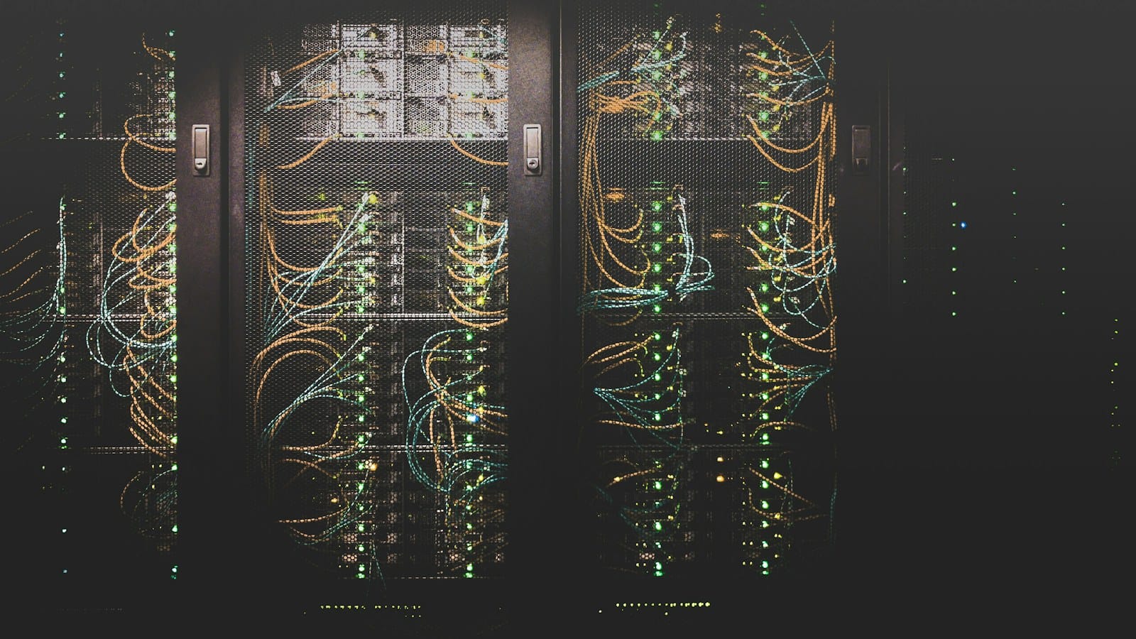 Dedicated Server Trends 2026: AI, AMD, NVMe and Bandwidth 1 Network cables and server equipment in a data centre
